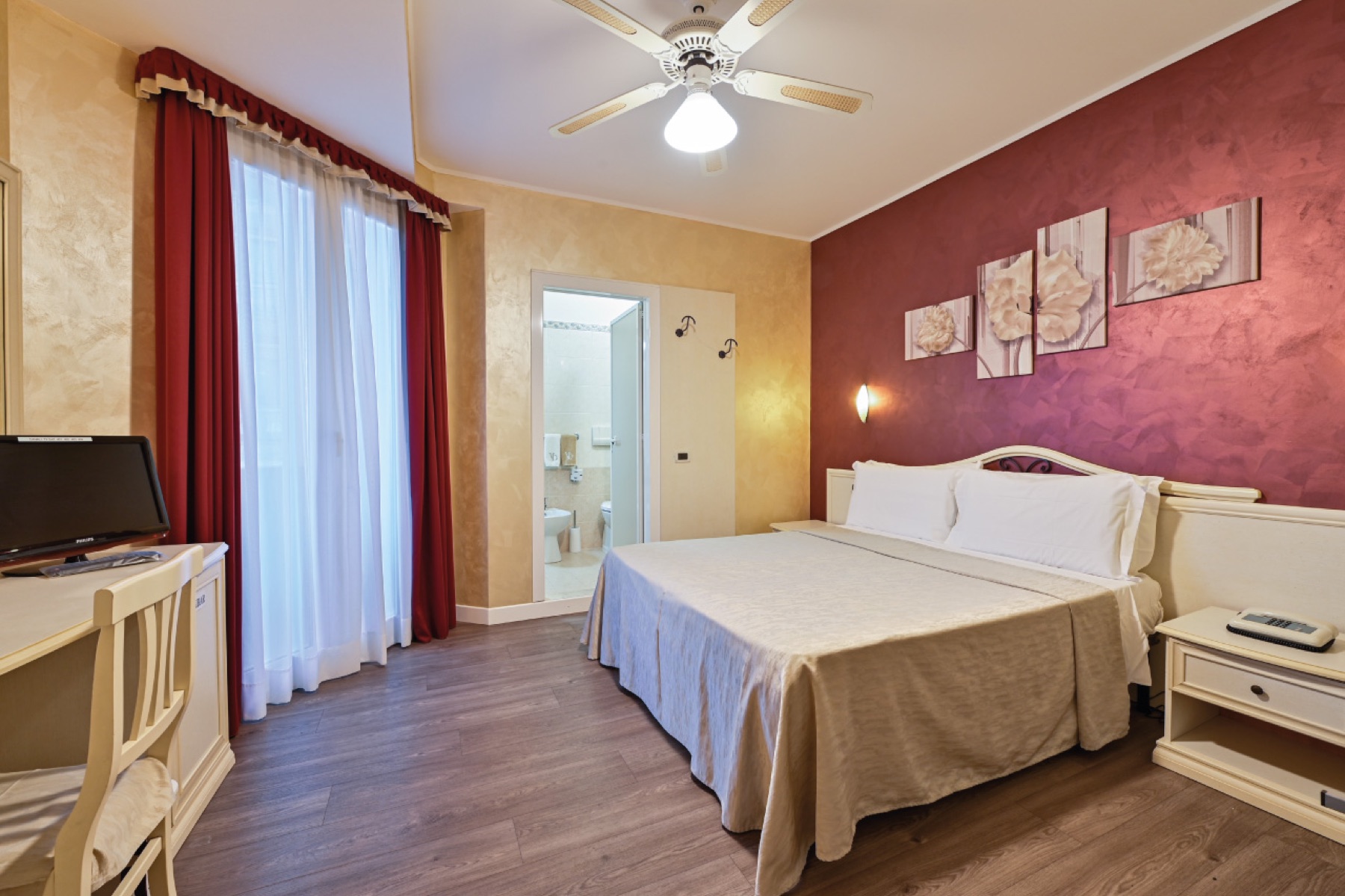 Camera Tripla dell'Hotel Villa Daniela con letto matrimoniale e letto singolo