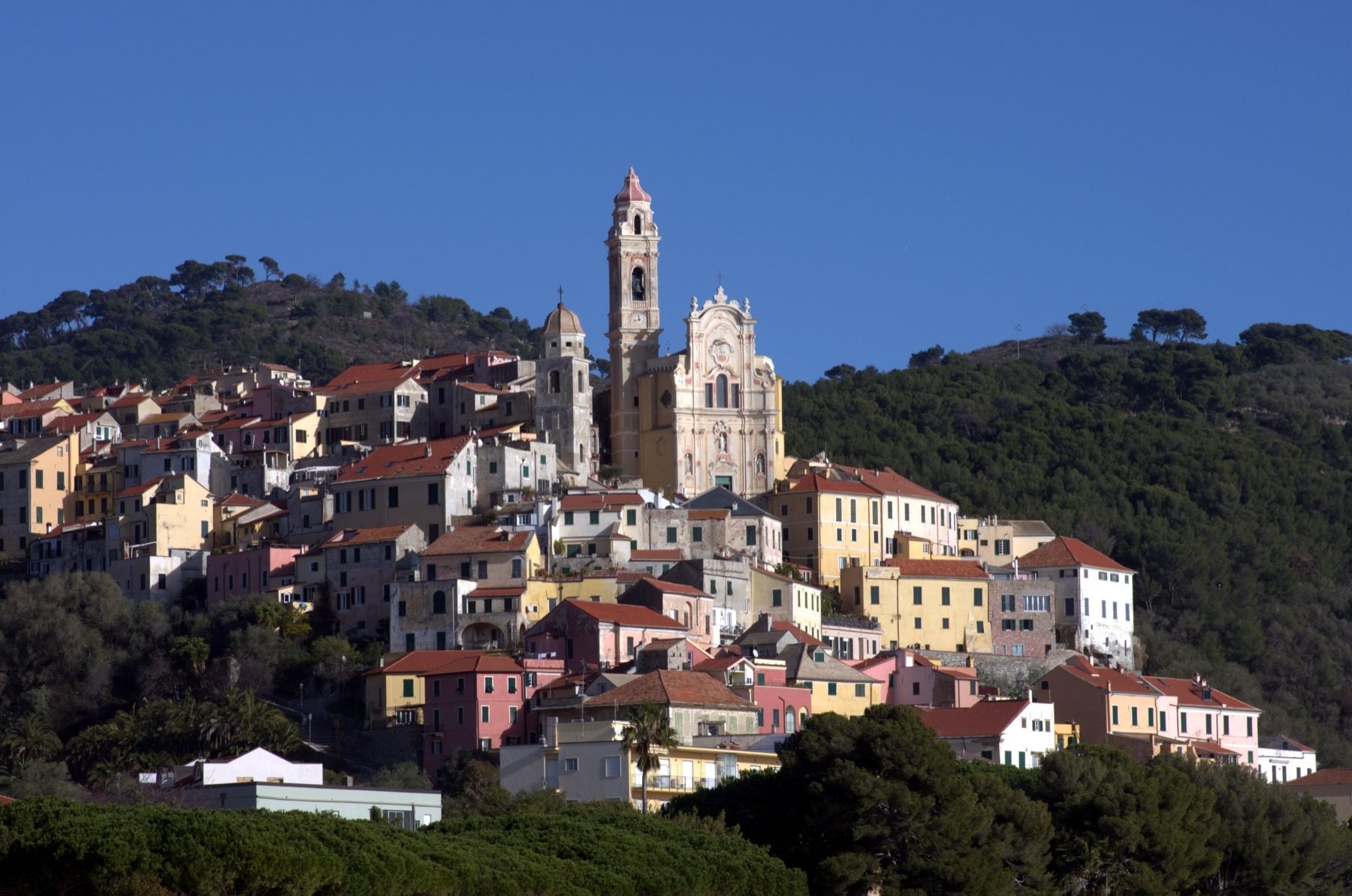 Il borgo medievale di Cervo sul promontorio, con la chiesa dei Corallini