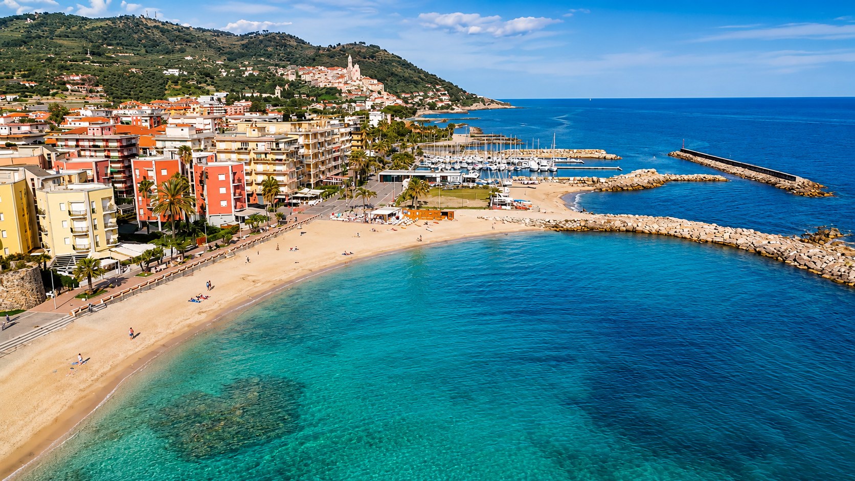 Veduta aerea della spiaggia e del mare turchese di San Bartolomeo al Mare, con Cervo sul promontorio