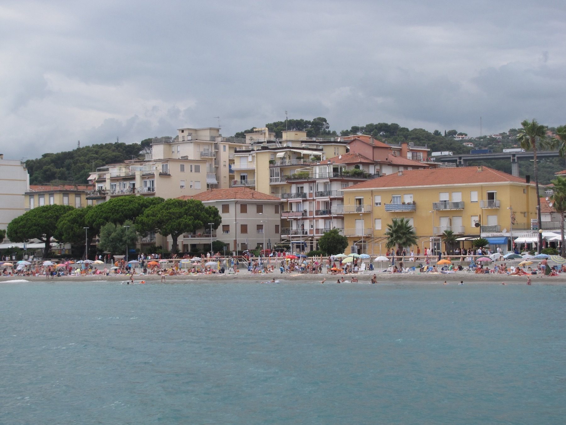 La spiaggia di San Bartolomeo al Mare con gli stabilimenti balneari