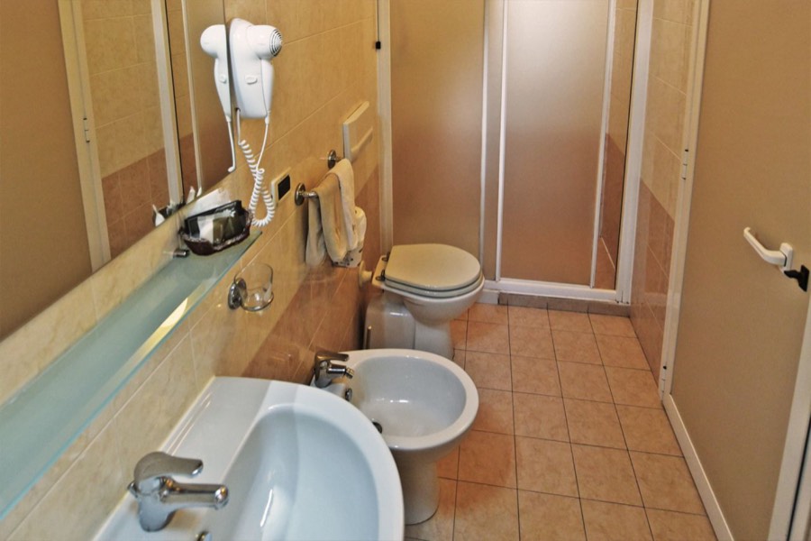 Bagno privato con lavabo, bidet, wc, box doccia e asciugacapelli a muro