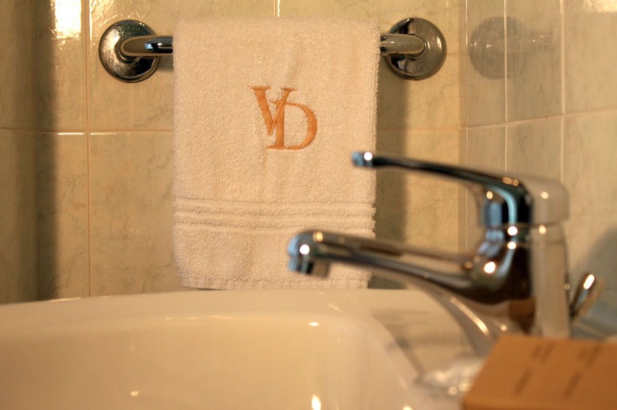 Asciugamano bianco ricamato con il monogramma VD dell'Hotel Villa Daniela