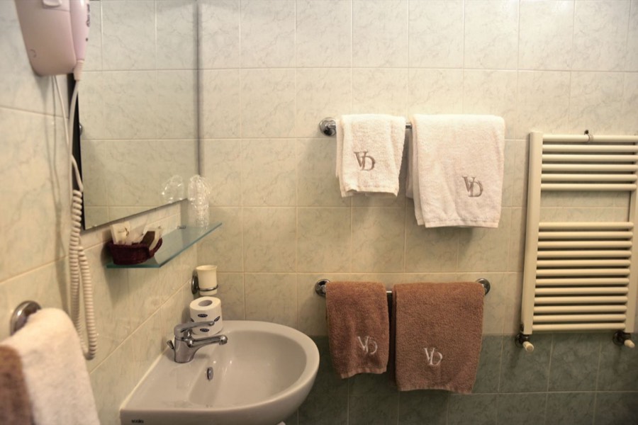 Il set di asciugamani con monogramma e lo scaldasalviette del bagno
