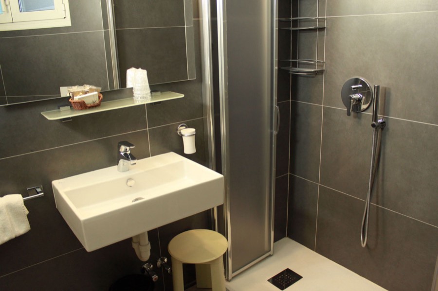 Il box doccia del bagno privato della camera