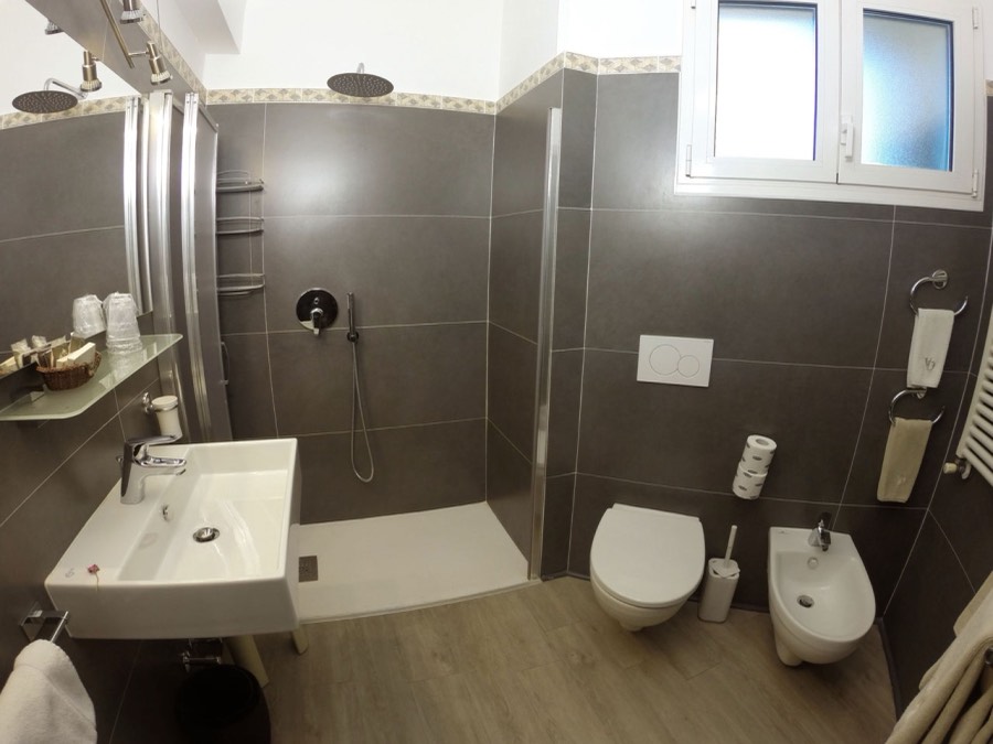 Il bagno privato moderno con doccia della Camera Quadrupla