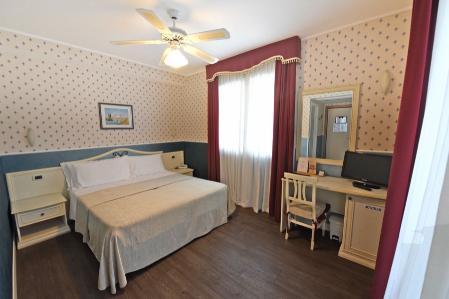 La Camera Matrimoniale dell'Hotel Villa Daniela, con letto queen e luci calde