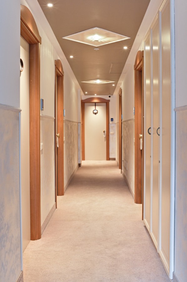 Il corridoio ai piani dell'hotel, con le porte delle camere