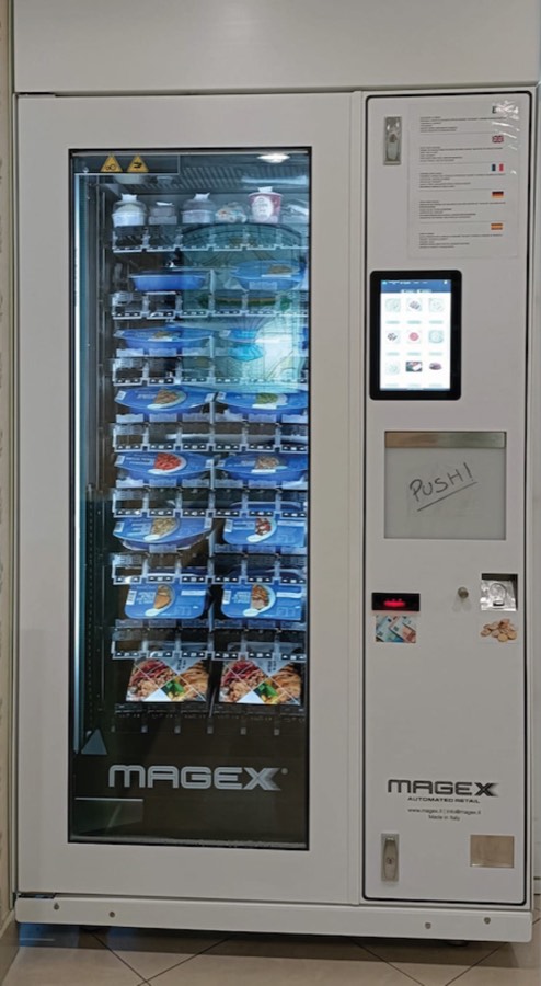 Il distributore automatico di pasti caldi dell'hotel