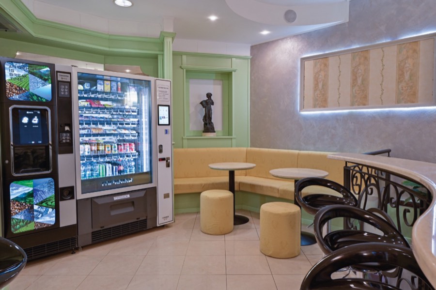 La sala interna dell'Hotel Villa Daniela con i tavoli e i distributori automatici