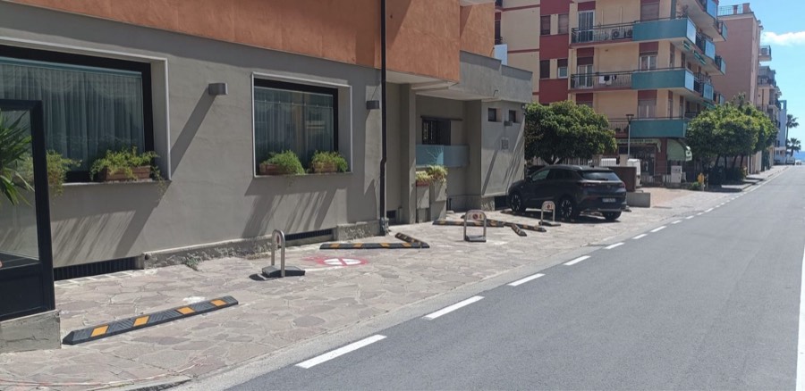 I posti auto privati riservati davanti all'ingresso dell'hotel