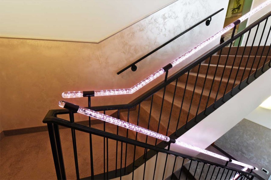 Il vano scale dell'hotel con il corrimano illuminato a LED